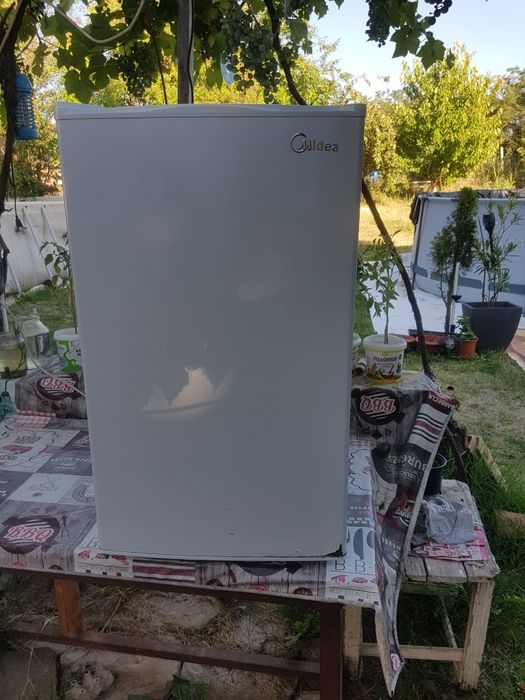 Малък хладилник Midea.