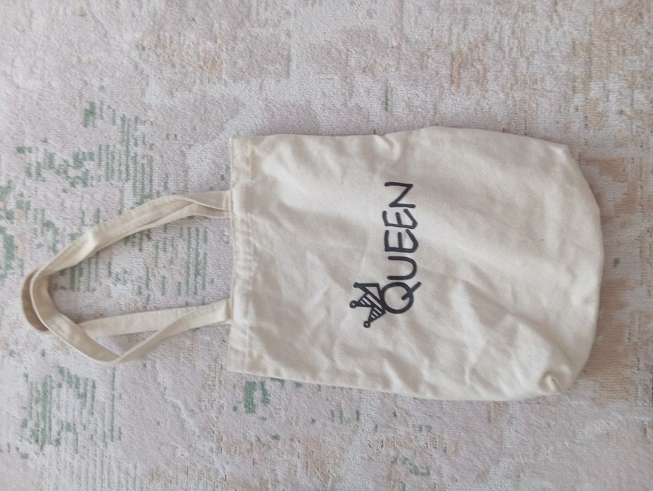 Шесть женских сумок за 2000т