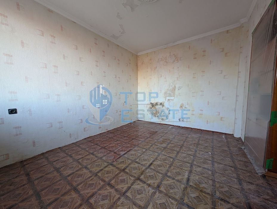 Тристаен тухлен апартамент в центъра на град Стражица