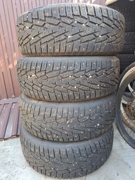 Продам зимние шины с шипами