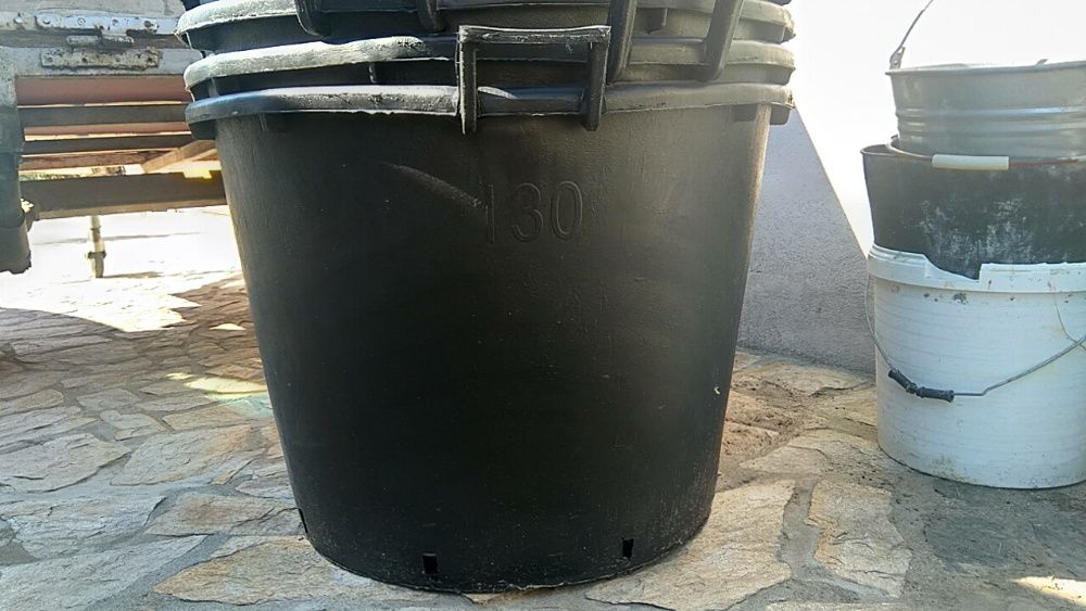 продавам големи саксии по 130 л