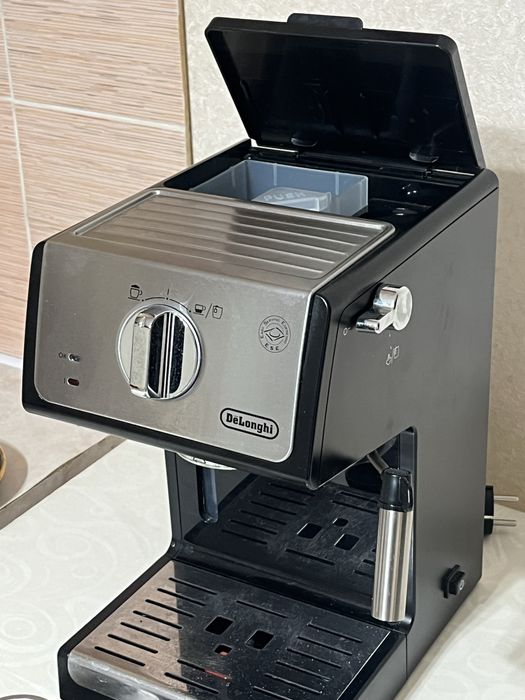 Кофемашина Delonghi.
