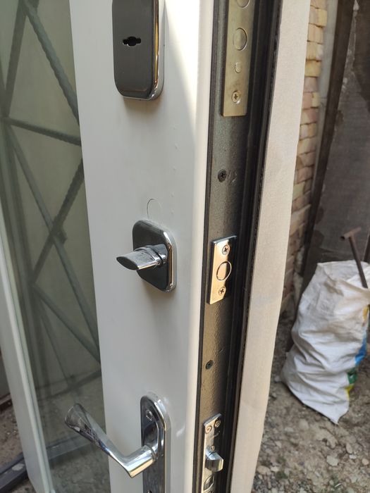 Железная дверь со стеклопакетов  и ковкой