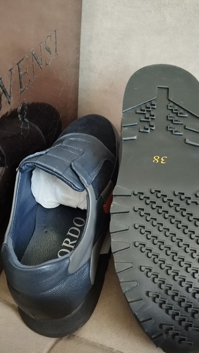 Продам кроссовки новые 38р