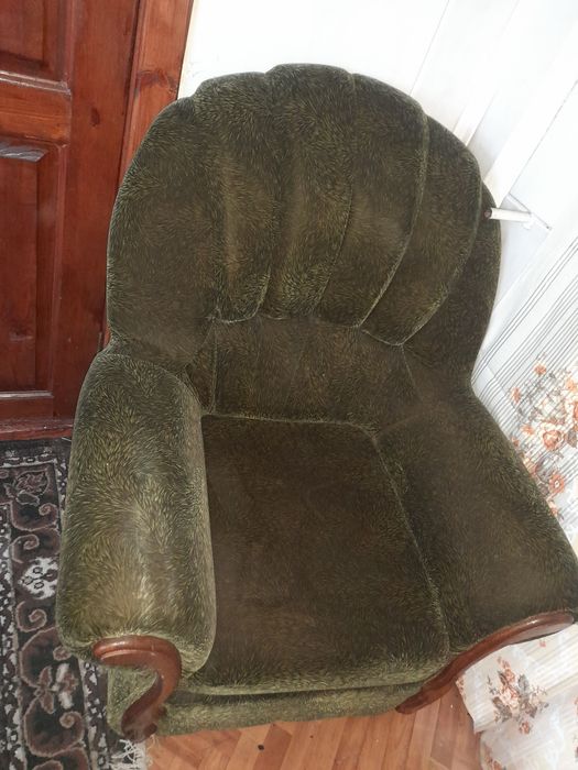 Продам диван и два кресла