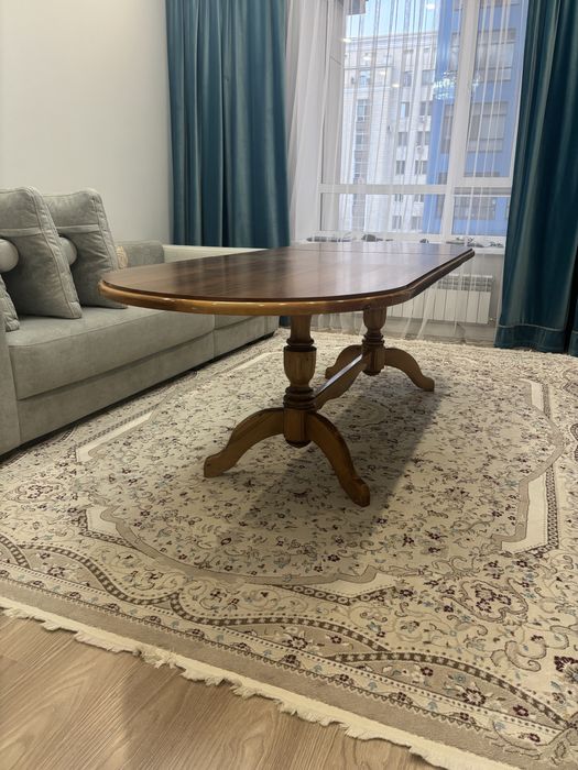 Гостиный стол деревянный