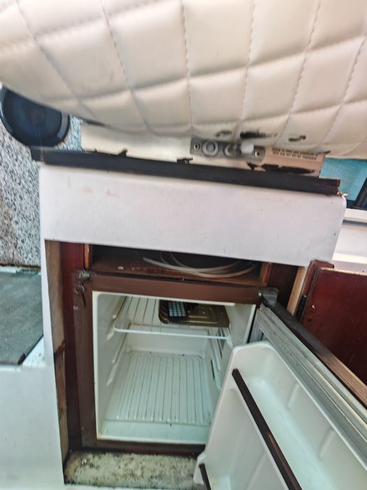 Barca cu cabina 3 persoane motor BMW M30 3200CC 1988 și transmisie BMW ZDRIVE   Tapițerie noua  piele albă. prețul nu este negociabil!