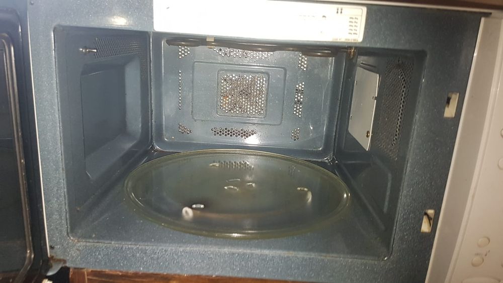 Продаю микроволновую печь бу