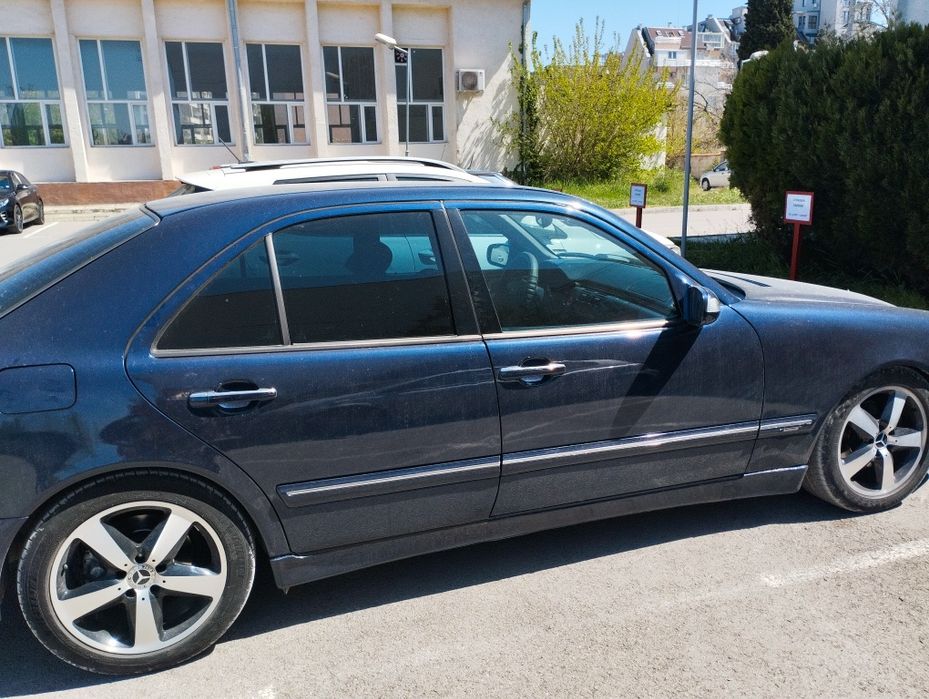 Мерцедес Е 320 тъмно син