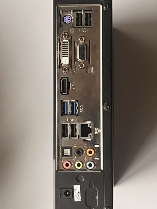 Мини компютър Asrock mini-ITX с Windows 10 pro