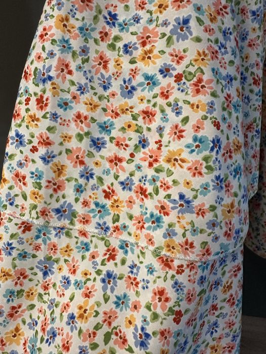 Къса рокля с паднало рамо