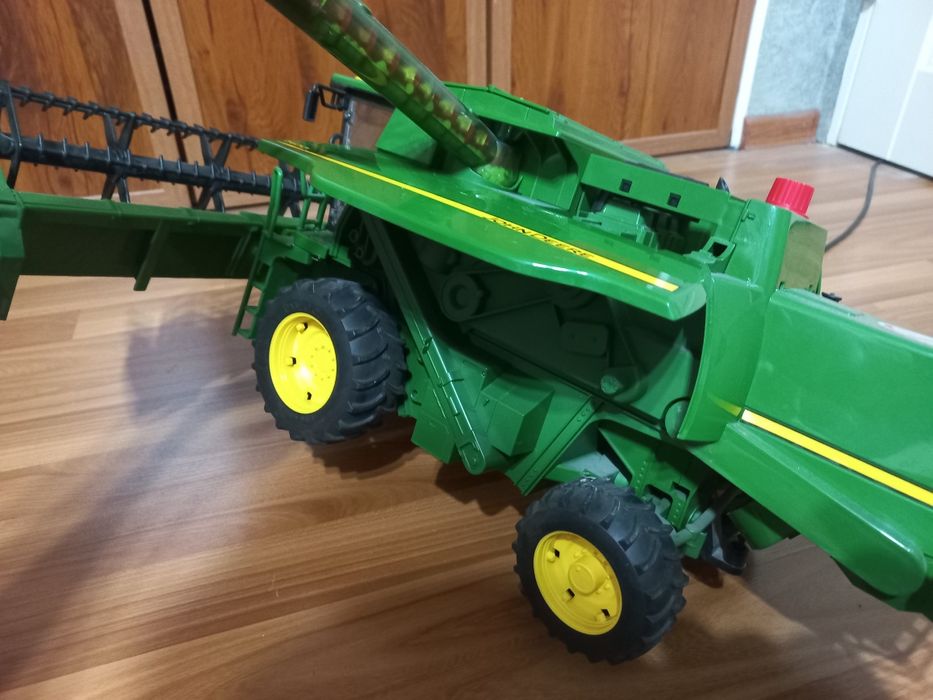 Комбайн Bruder игрушечный