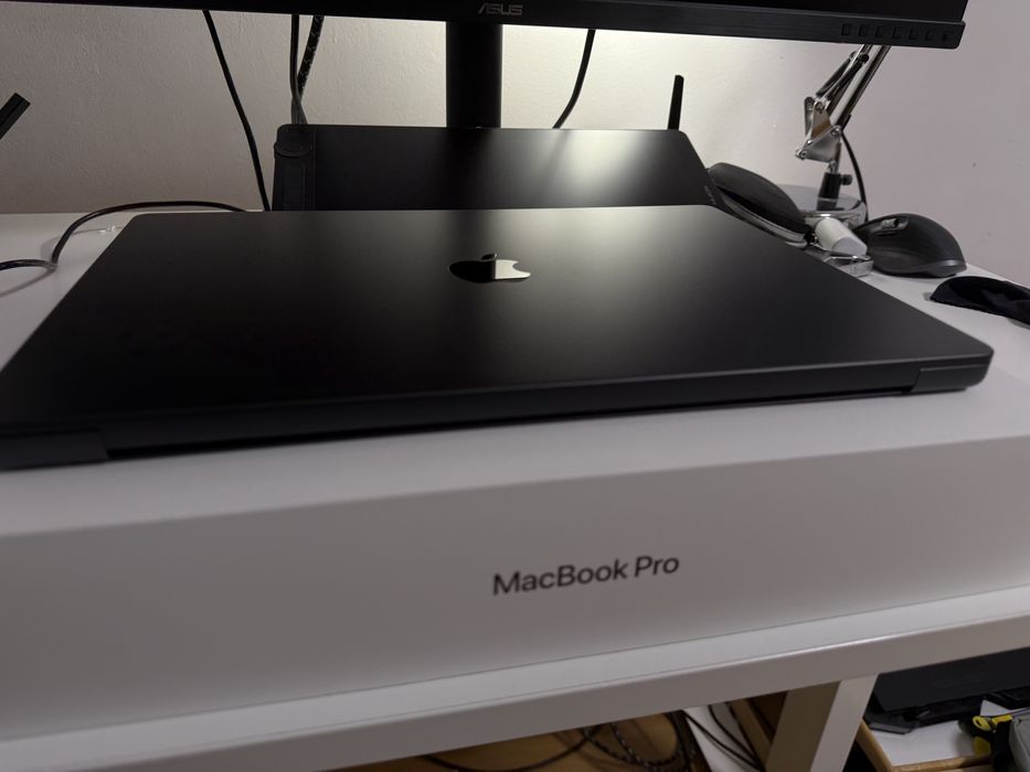 Macbook Pro 16 inch M4 Max