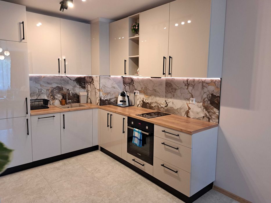 Дава се под наем Двустаен апартамент в к.к. Св.Св. Константин и Елена - 76 кв.м за 612 € - Снимка #1