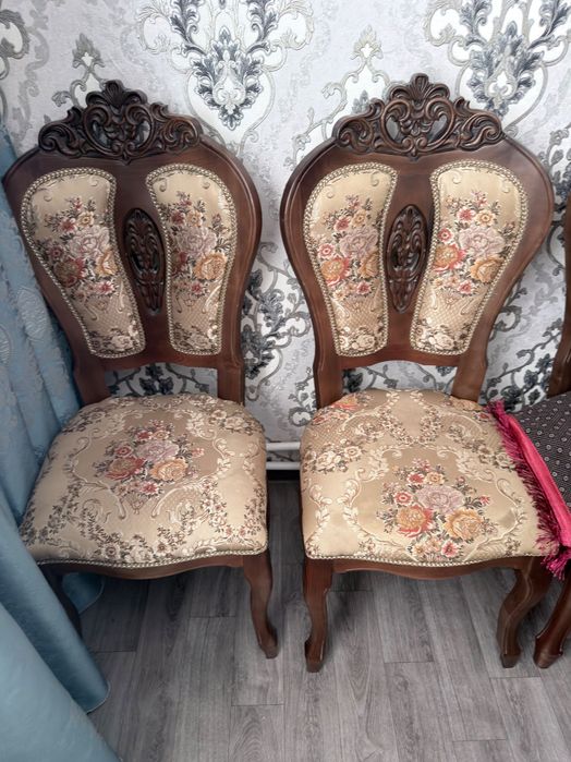 Стол обеденный и стулья