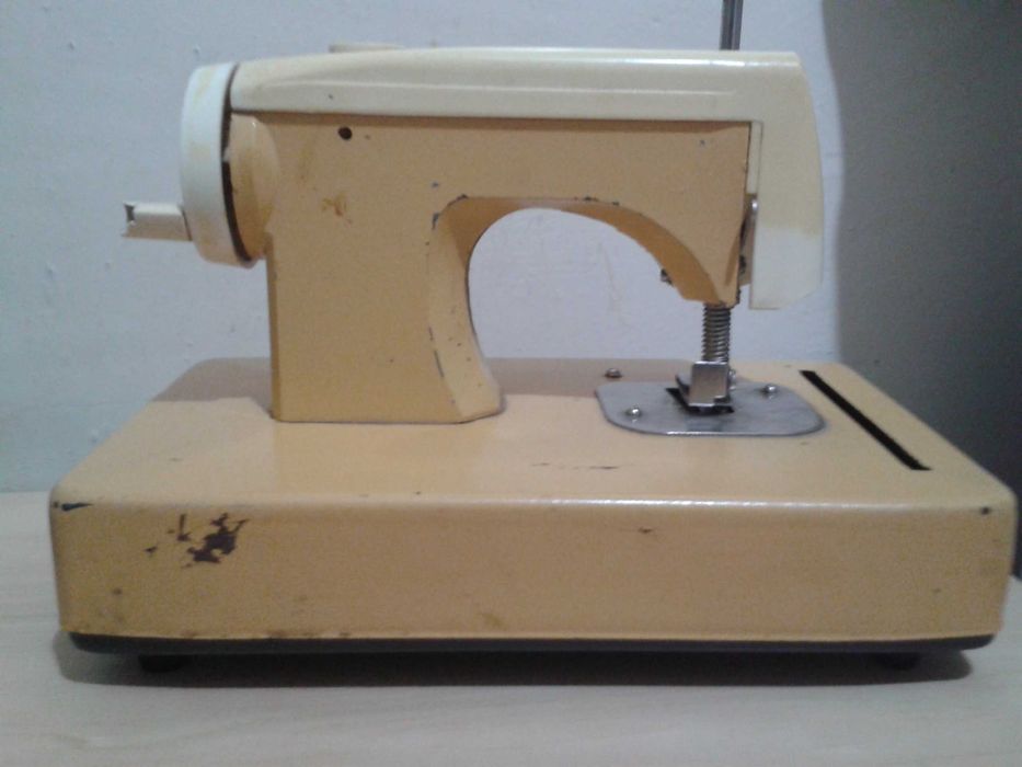 Masina de cusut anii 60-70 de jucarie varianta Sovietica
