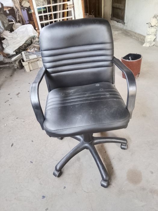 Продам два стула , 2 компьютерных кресла