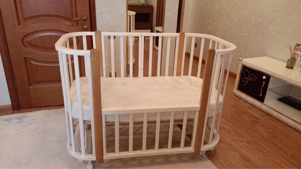 Продается кроватка с маятником