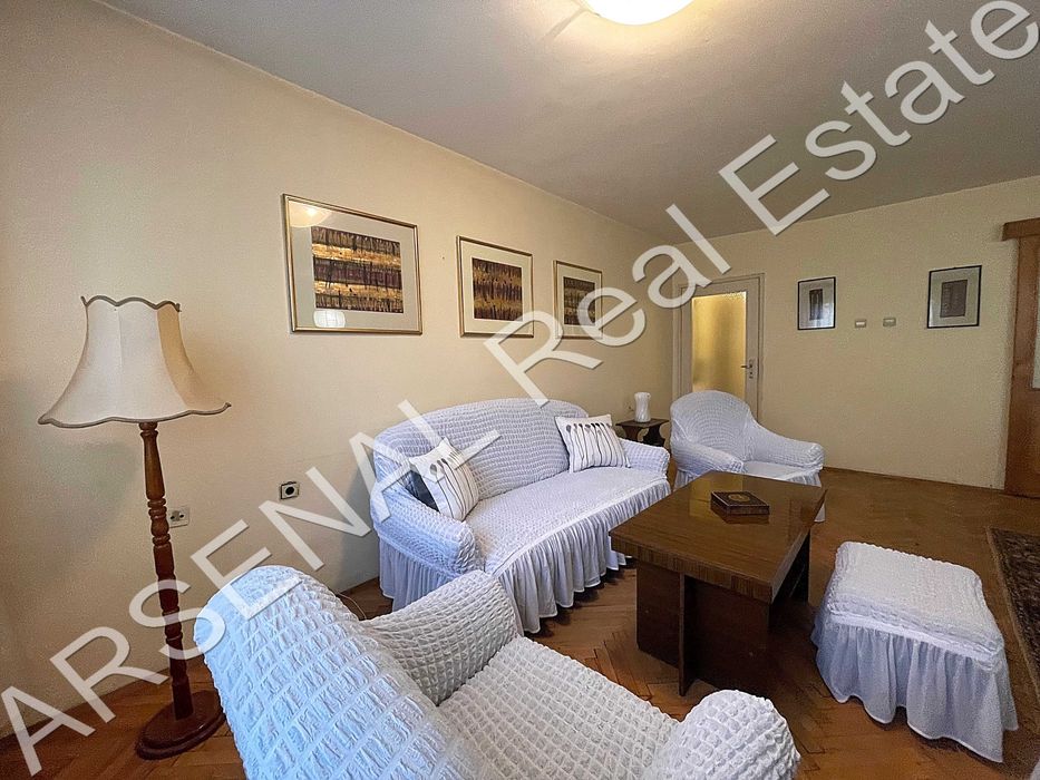 Тристаен апартамент под наем, Младост 4