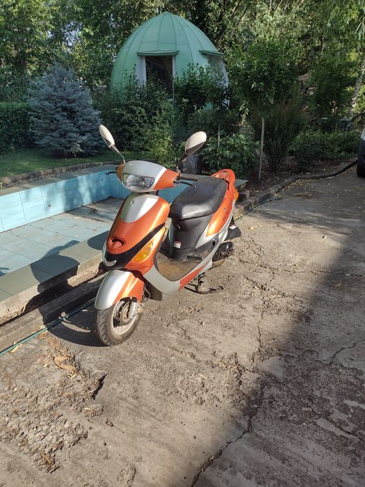 Vând scuter și roți iarnă cu jante aluminiu