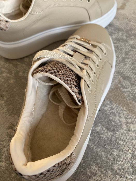 Продается обувь.