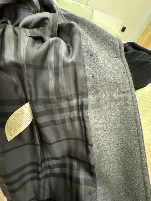 Серое пальто Burberry