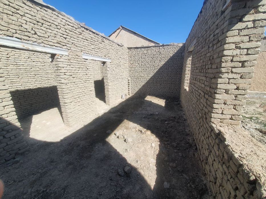 Продается участок с недостройкой