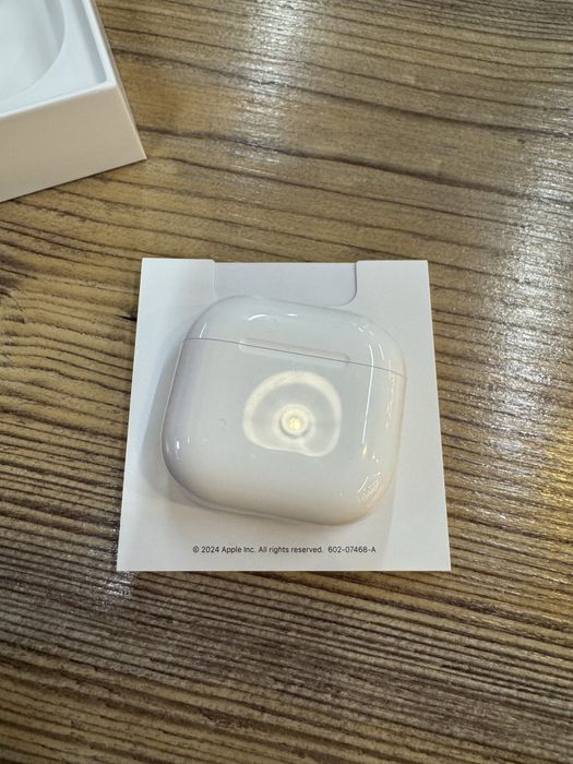 продам AirPods 4