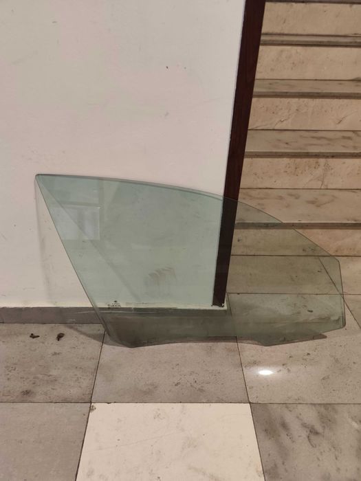 Стъкло предна дясна врата BMW 1 e87