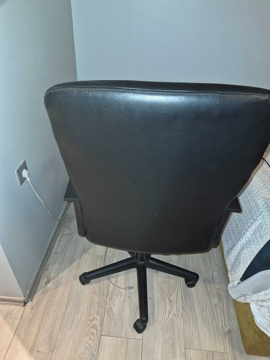 Кожен офис стол с мрежа