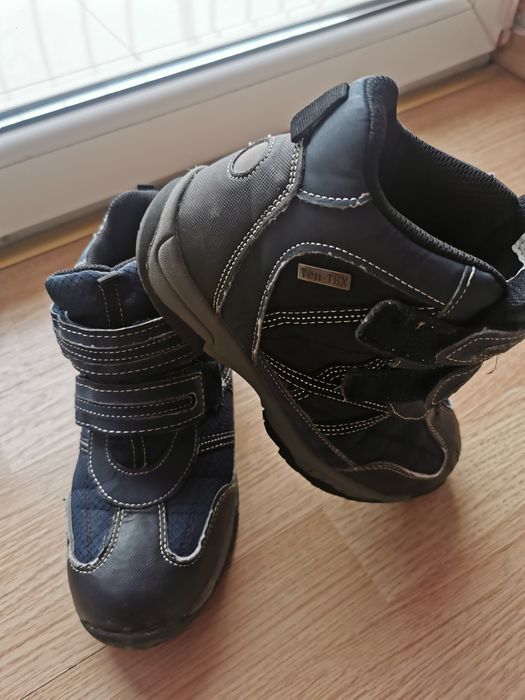 Ghetute baietei marimea 35.