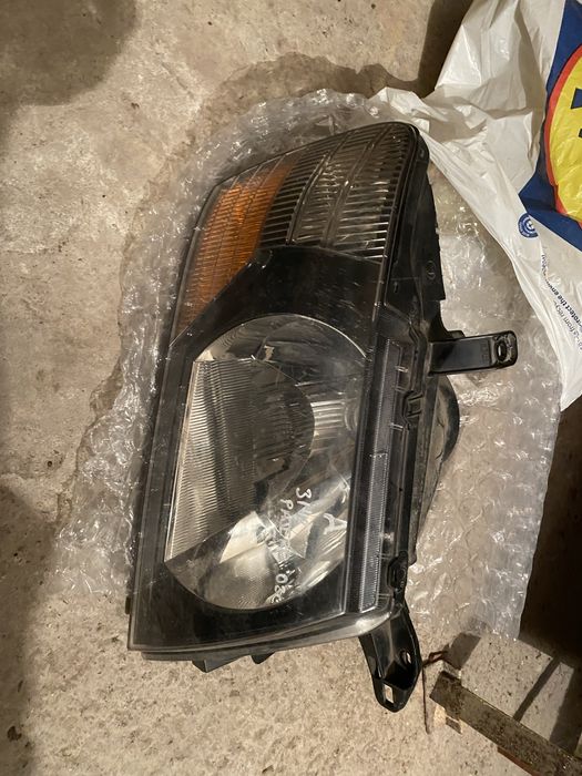 Фар десен pajero 3