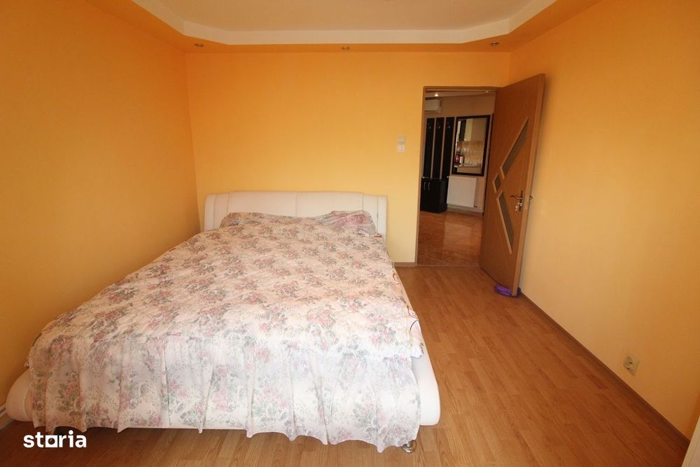 Vând apartament 2 camere în Hunedoara, zona Micro5-Bd. Dacia, et. 3...