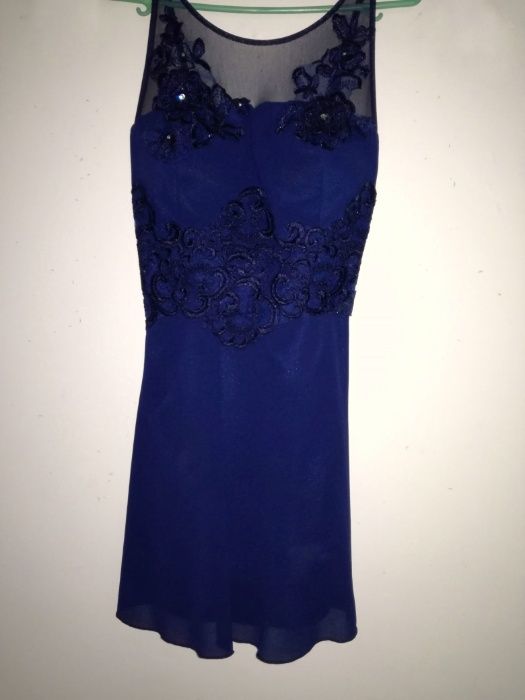 Къса тъмносиня рокля