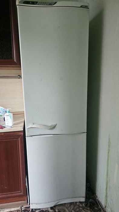 Холдильник сотилади