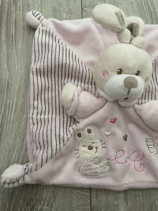 Păturică pentru somn cu iepuras de pluș