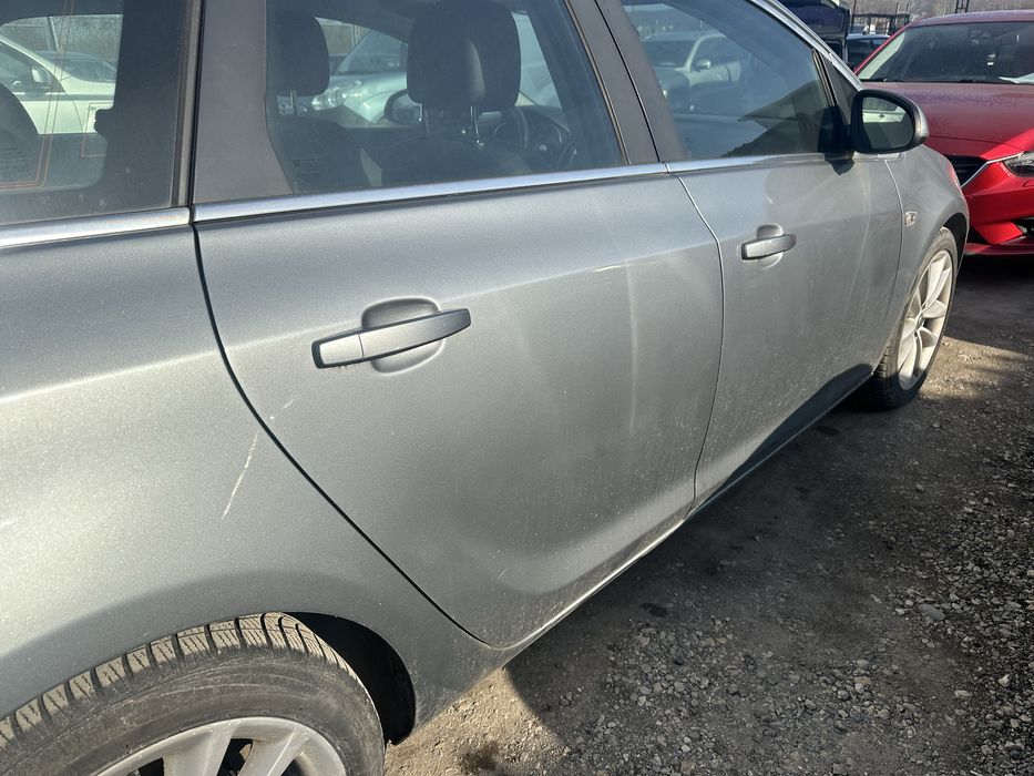 Десни врати за Опел Астра J комби!!!