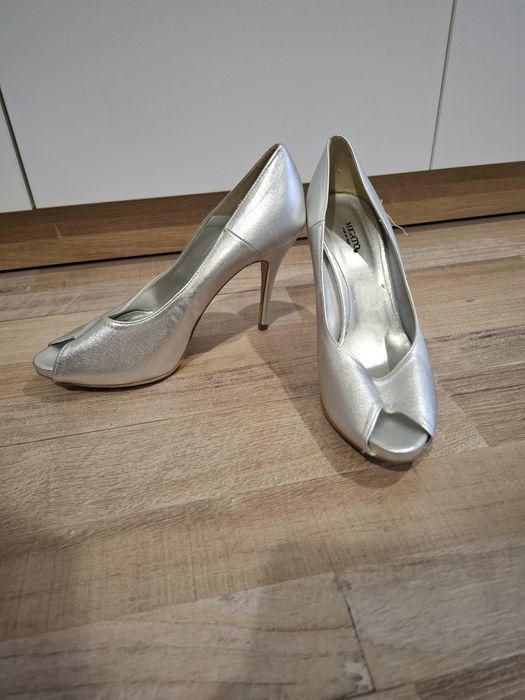 Сребристи обувки