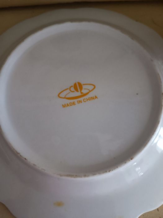 Чинии, посуда с златен кант