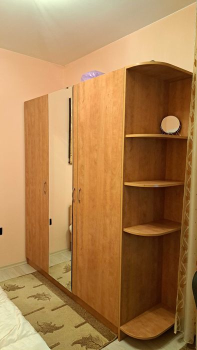 Гардероб за спалня с огледало