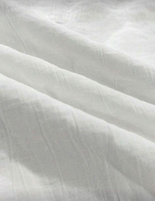 Стилна бяла рокля с връзки на раменете