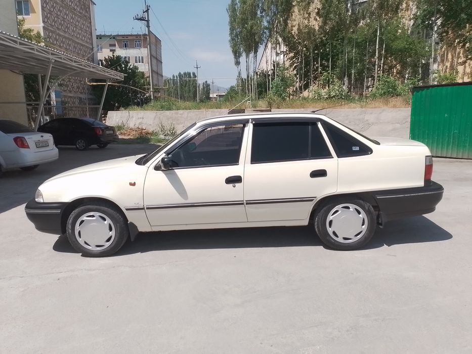 Nexia sotiladi bir qo'l