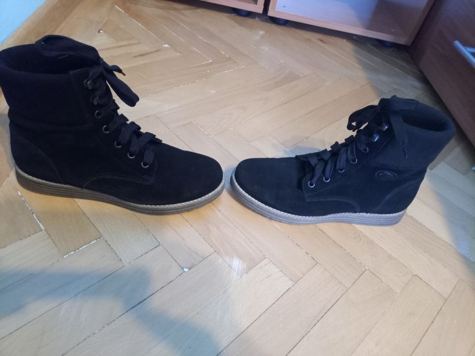 Ghete de piele, impermeabile, mărime  37, firma Bontimes, 32 lei perec