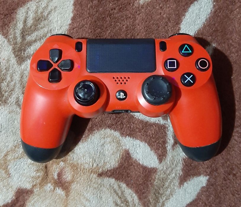 Vând manetă roșie originală PlayStation 4 ps4 în stare bună wireless