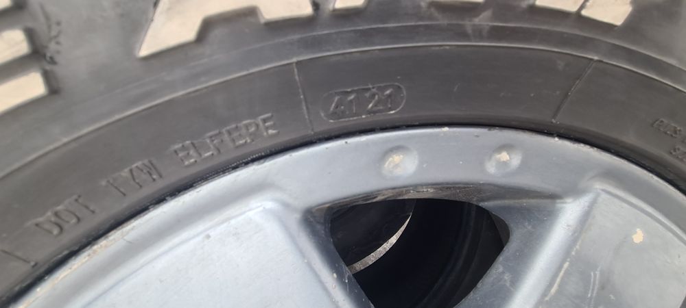 Диски с шинами колеса.