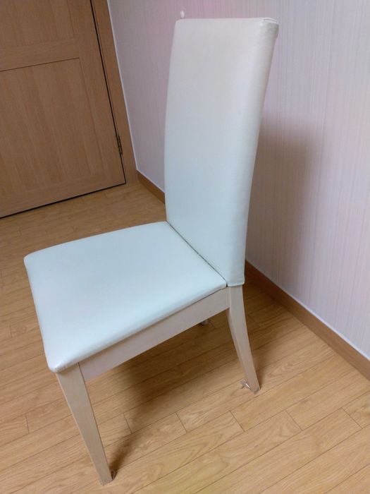 Продам три кожаных стула, айвори