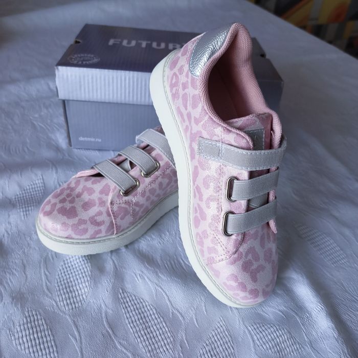 Продам кроссовки для девочки.