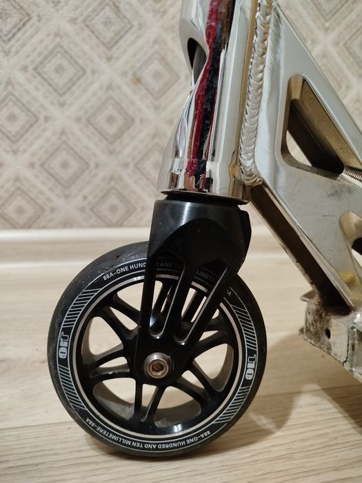 Трюковой самокат в идеальном состоянии