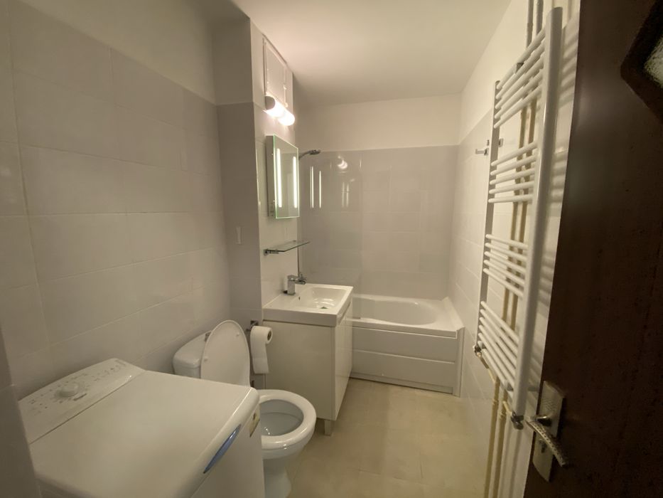 Garsoniera decomandata de inchiriat, Rovine, Posta