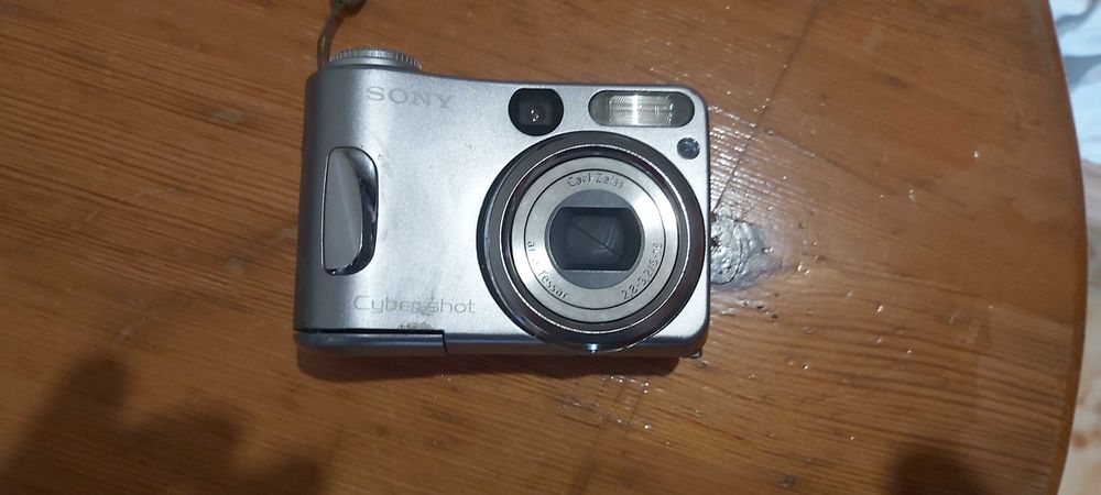 Продавам Sony Cyber-Shot DSC-S80 4.1MP Digital Camera